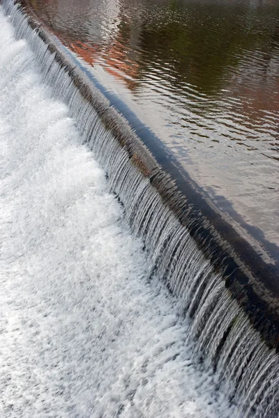 Weir op de rivier — Stockfoto