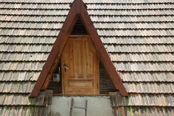 Tür auf dem Dachboden — Stockfoto