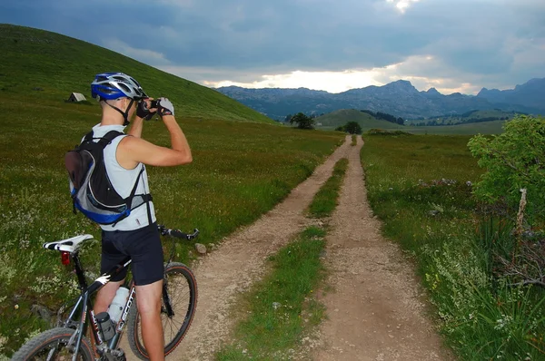 精美风景和骑自行车的人 — 图库照片