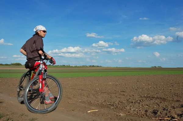 Pięknie krajobraz z jednego rowerzystę — Zdjęcie stockowe
