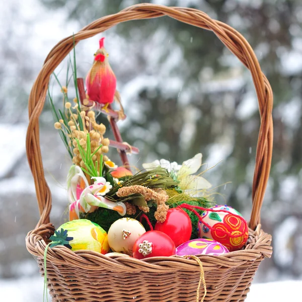 Panier de Pâques avec œufs colorés — Photo