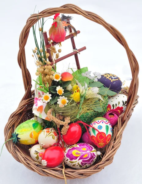Velikonoční koš s barevnými vejci Stock Snímky