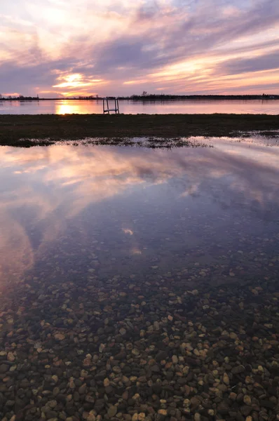 아름 다운 구름과 호수 반사 — 스톡 사진