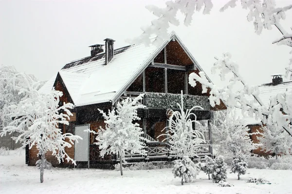 Коттедж зимой . — стоковое фото