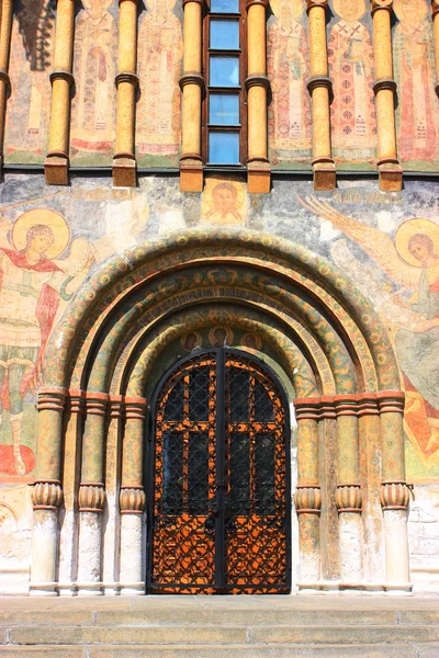 दरवाजे. रशियन चर्च . — स्टॉक फोटो, इमेज