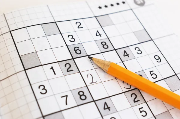 Primer plano de juego de sudoku y penci amarillo — Foto de Stock