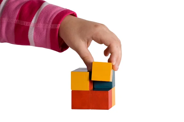 Kind hand maken een kubus van blokken — Stockfoto