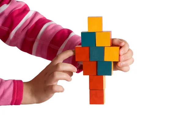 Mâinile copilului construiesc un turn de blocuri — Fotografie, imagine de stoc