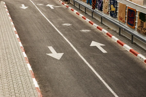 Straße mit weißer Linie und Pfeilen — Stockfoto