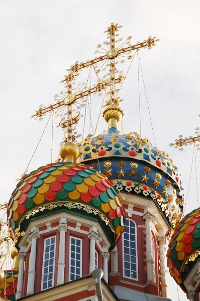 Wieże i kolorowy kopuły kościoła — Zdjęcie stockowe