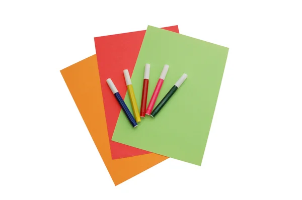 Beş Keçeli Kalemler ile renkli kağıtlar — Stok fotoğraf