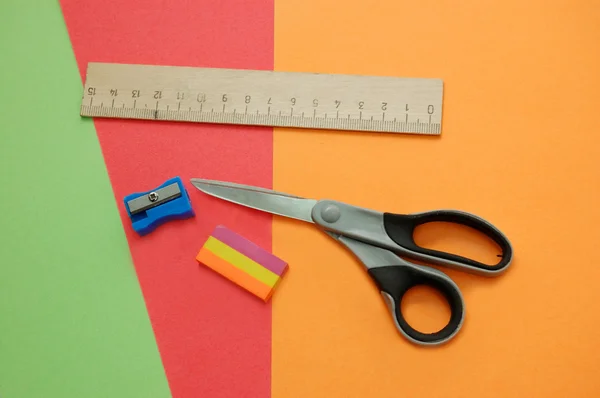 Färgglada papper med olika verktyg — Stockfoto