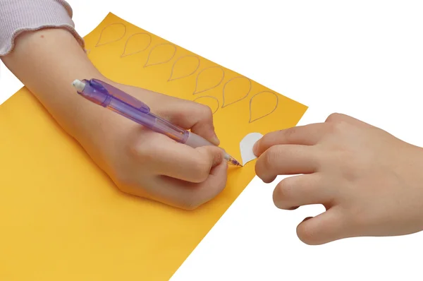 Les mains de l'enfant dessinent le contour avec un crayon — Photo