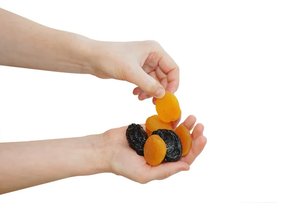 Frutos secos nas mãos das mulheres — Fotografia de Stock