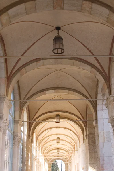 Потолок арочного коридора — стоковое фото