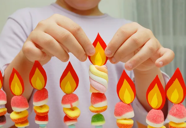 Kind handen zetten van een vlam papier — Stockfoto