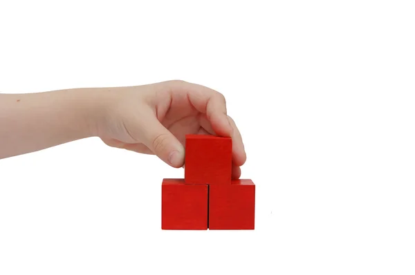 Дитяча рука робить будівлю з блоків — стокове фото