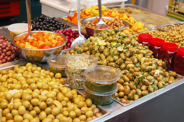 Auswahl an Oliven, Essiggurken und Salaten Stockbild