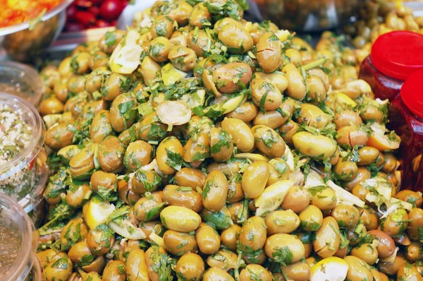 Sallad på gröna oliver — Stockfoto