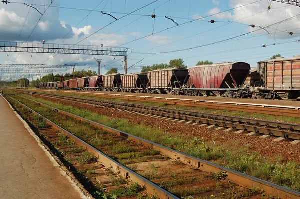 Tory kolejowe i pociąg towarowy — Zdjęcie stockowe