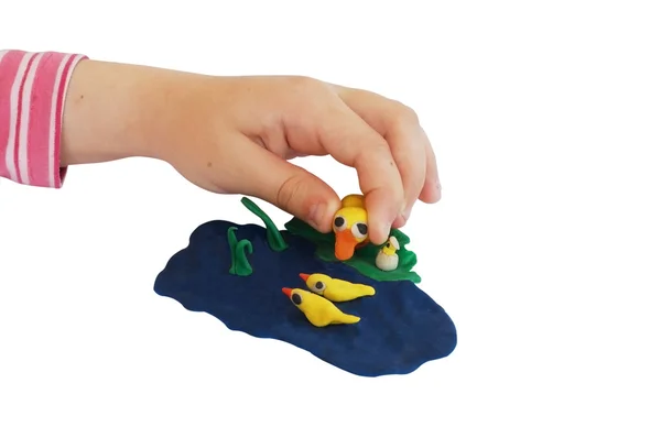 Kind hand maakt plasticine samenstelling — Stockfoto