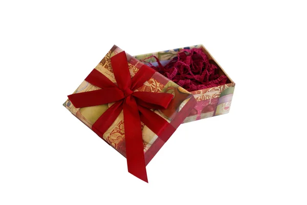 Öppna presentförpackning med filler och rött band — Stockfoto