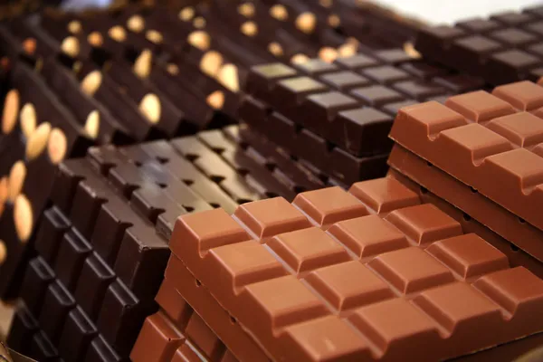 Leite e chocolate escuro — Fotografia de Stock
