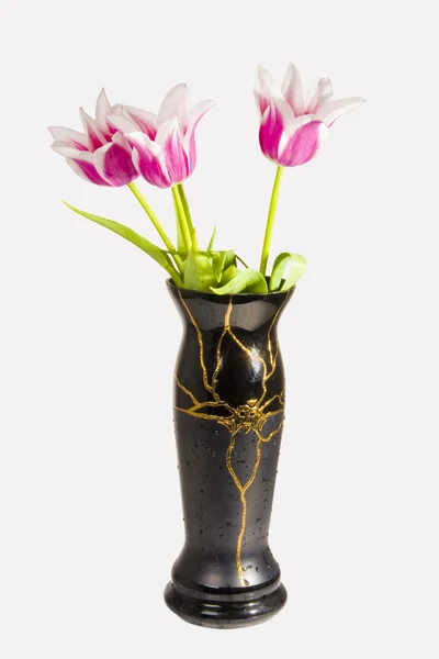 Buquê de tulipas rosa em um vaso preto — Fotografia de Stock