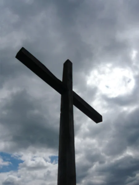 Dunkles Kreuz auf blauem Himmel — Stockfoto