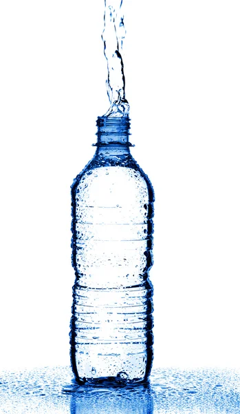 Agua salpicada de botella aislada —  Fotos de Stock
