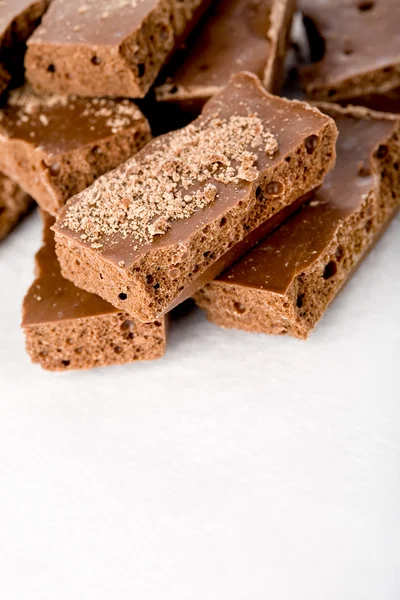 Whit üzerinde gazlı sütlü çikolata parçaları — Stok fotoğraf