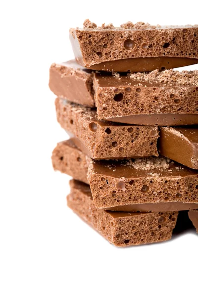 Stukken van waaraan koolzuurgas is toegevoegd chocolade geïsoleerd — Stockfoto