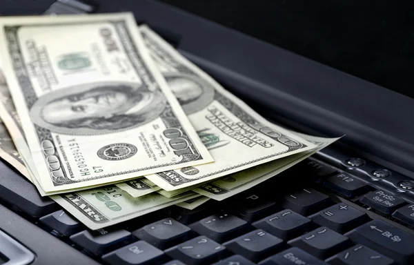 Dólares americanos que ponen en el ordenador portátil — Foto de Stock