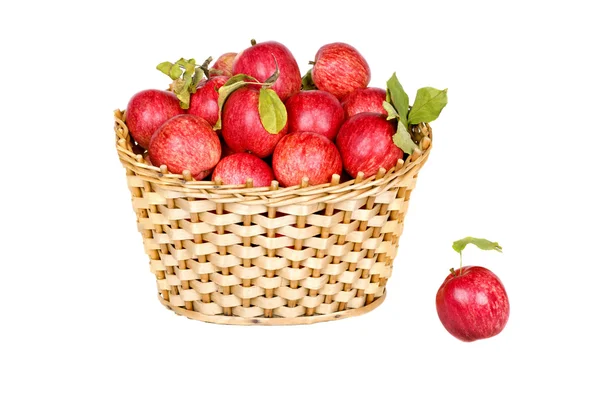 Корзина спелых красных яблок — стоковое фото