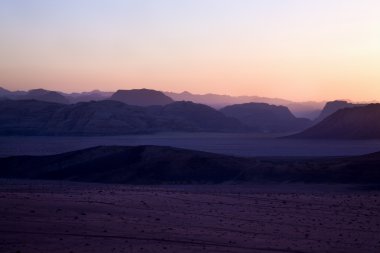 gün batımı sırasında çölde Hills