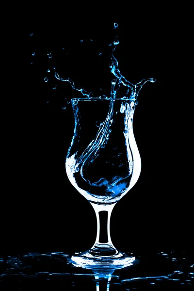 Καθαρό νερό πιτσίλισμα στο ποτήρι — Φωτογραφία Αρχείου