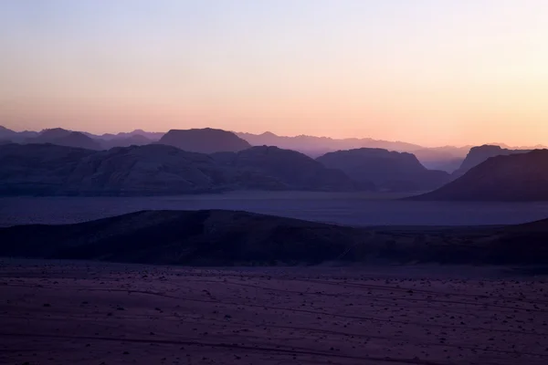 Colinas en el desierto al atardecer — Foto de Stock