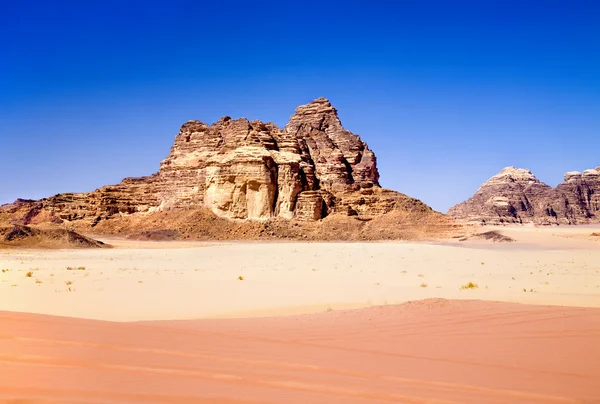 ワディ ・ ラムで赤と黄色の砂を砂漠します。 — ストック写真