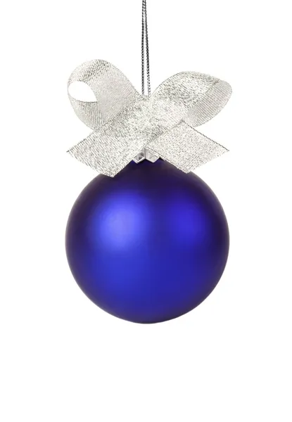 Μπλε χριστουγεννιάτικη μπάλα με ασημένια κορδέλα — Φωτογραφία Αρχείου