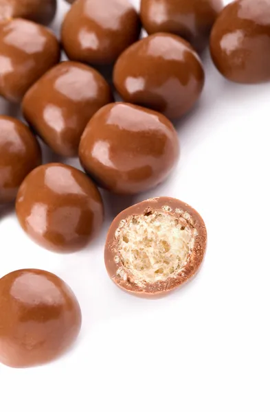 Schokoladenkugeln und eine Hälfte — Stockfoto