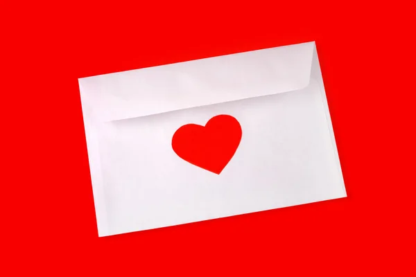 Obálka s červeným srdcem — Stock fotografie
