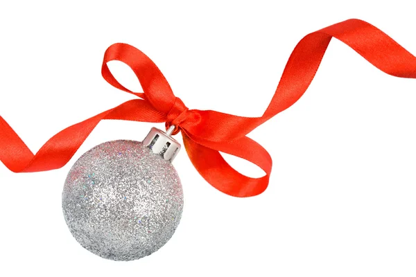 Bola de prata de Natal com fita vermelha — Fotografia de Stock