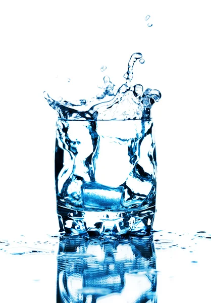 Cubo de hielo salpicando en un vaso de agua —  Fotos de Stock