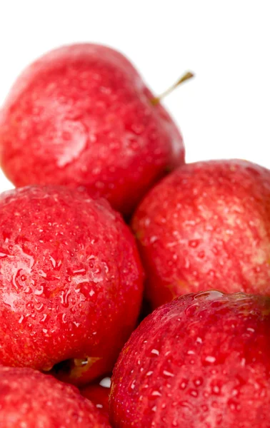 水の滴を熟した赤いリンゴ — ストック写真