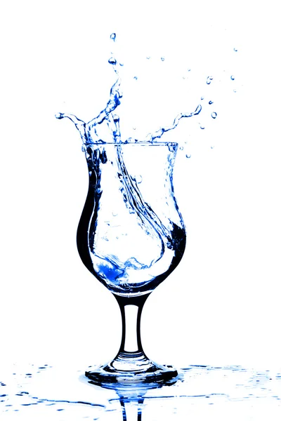 Reines Wasser spritzt ins Glas — Stockfoto