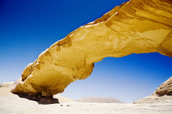 Ponte roccioso nel deserto di Wadi Rum — Foto Stock