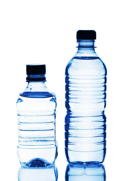Zwei Plastikflaschen mit Wasser — Stockfoto