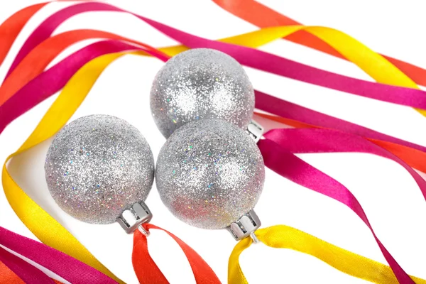Zilveren kerstballen met linten — Stockfoto