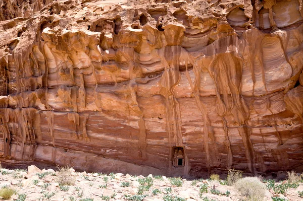 Μικρή πόρτα σε ένα μεγάλο βράχο — Φωτογραφία Αρχείου