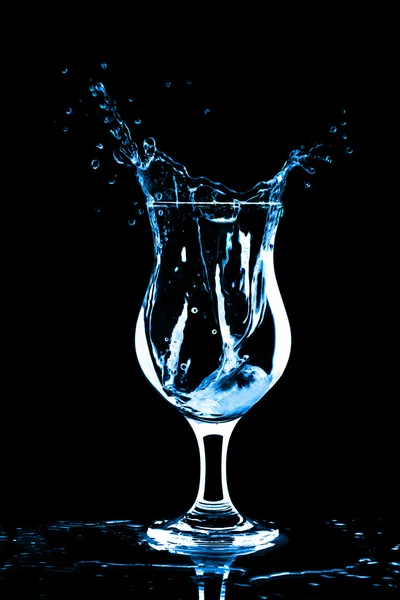 Glaçon éclaboussant dans un verre d'eau — Photo